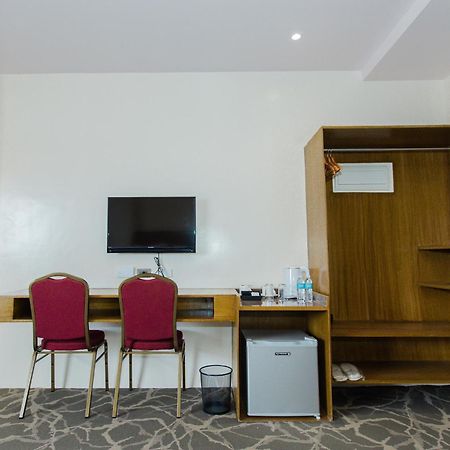 Maxi Hotel And Event Center Тагбиларан Сити Екстериор снимка