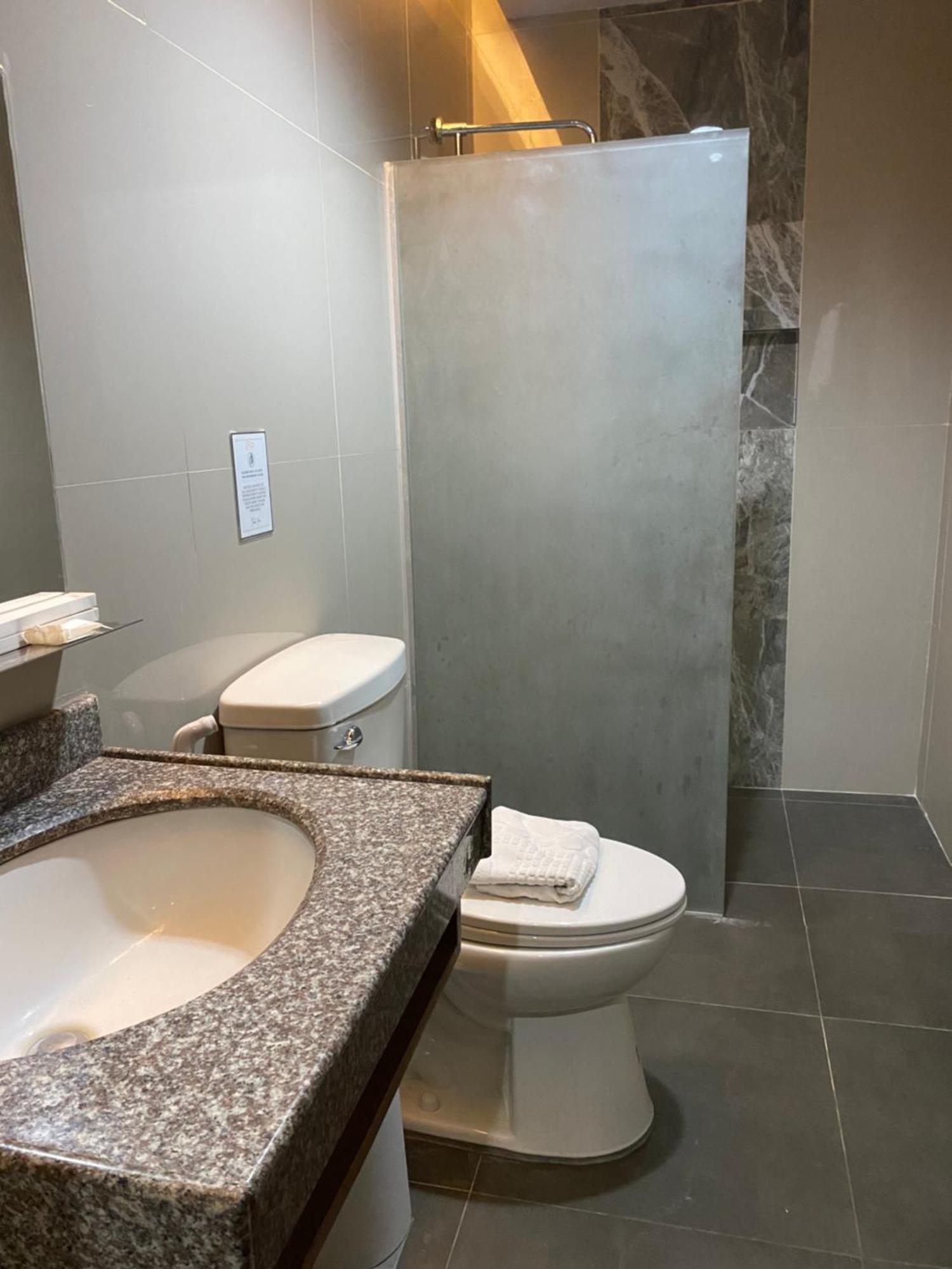 Maxi Hotel And Event Center Тагбиларан Сити Екстериор снимка