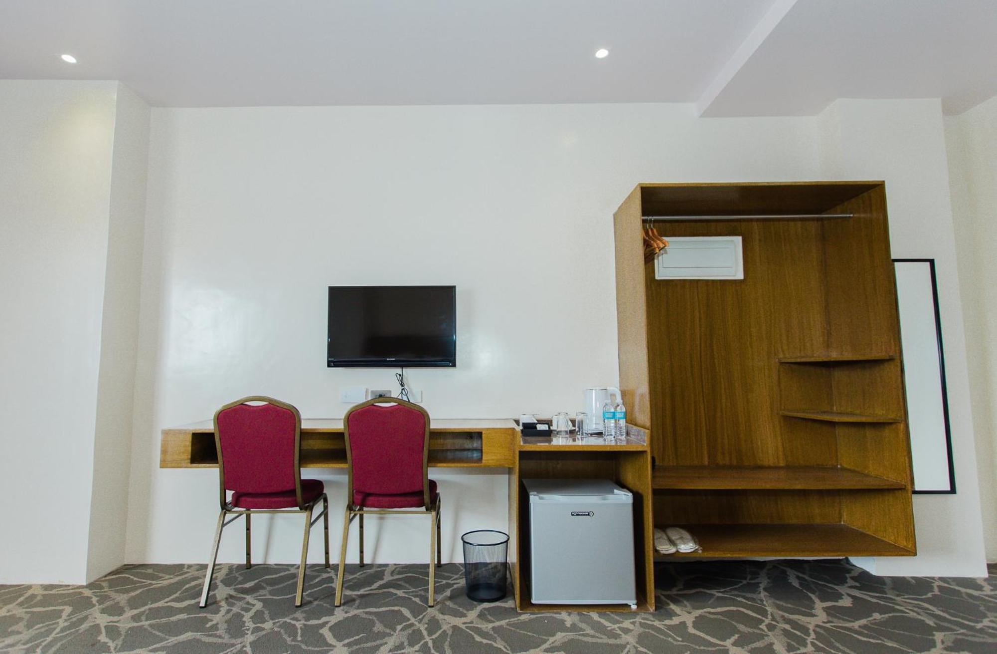 Maxi Hotel And Event Center Тагбиларан Сити Екстериор снимка