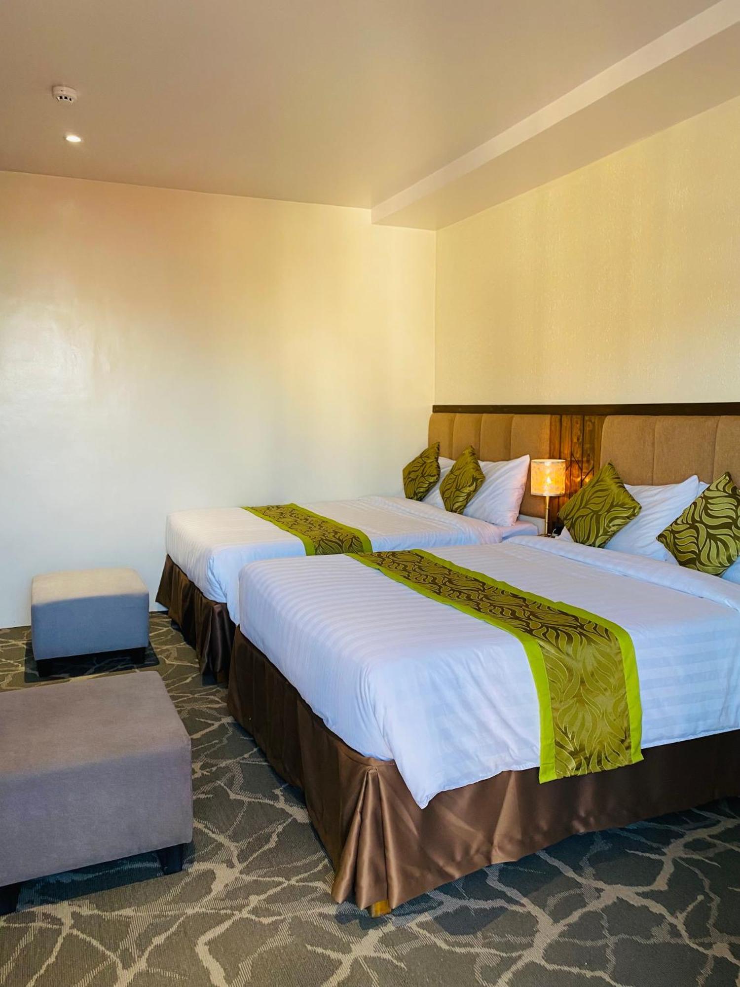 Maxi Hotel And Event Center Тагбиларан Сити Екстериор снимка