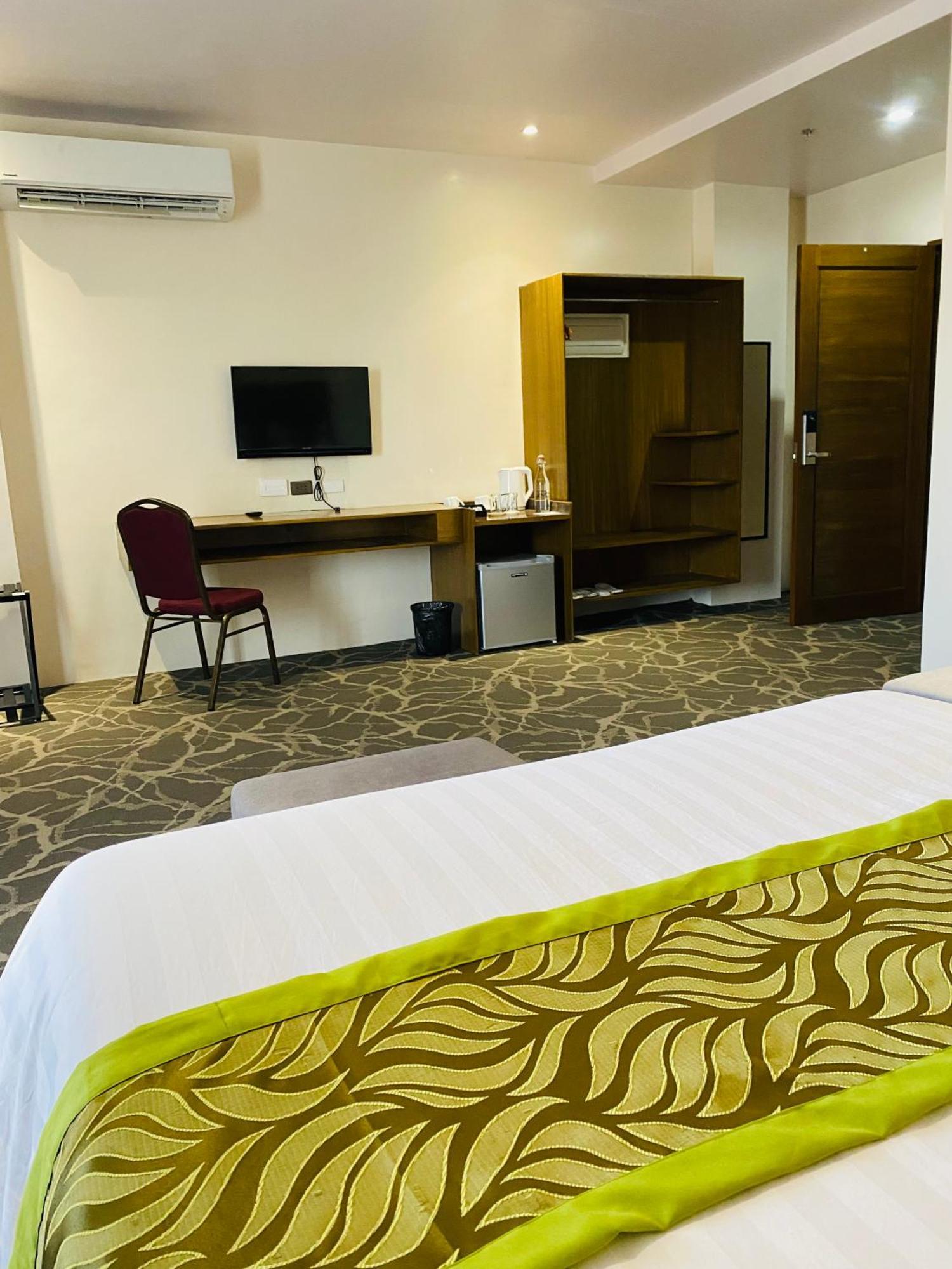 Maxi Hotel And Event Center Тагбиларан Сити Екстериор снимка