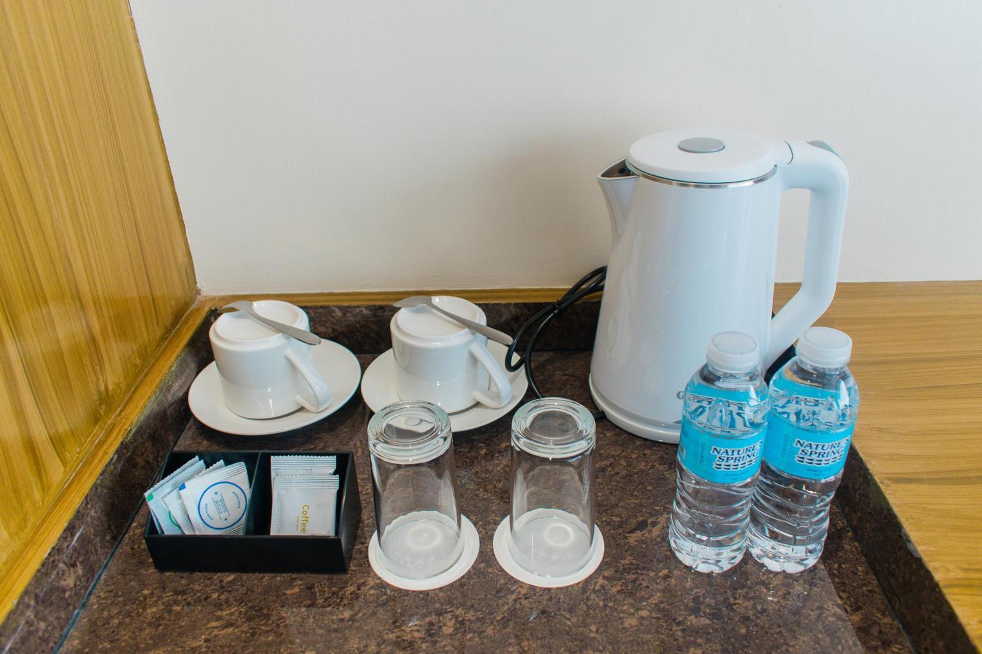 Maxi Hotel And Event Center Тагбиларан Сити Екстериор снимка