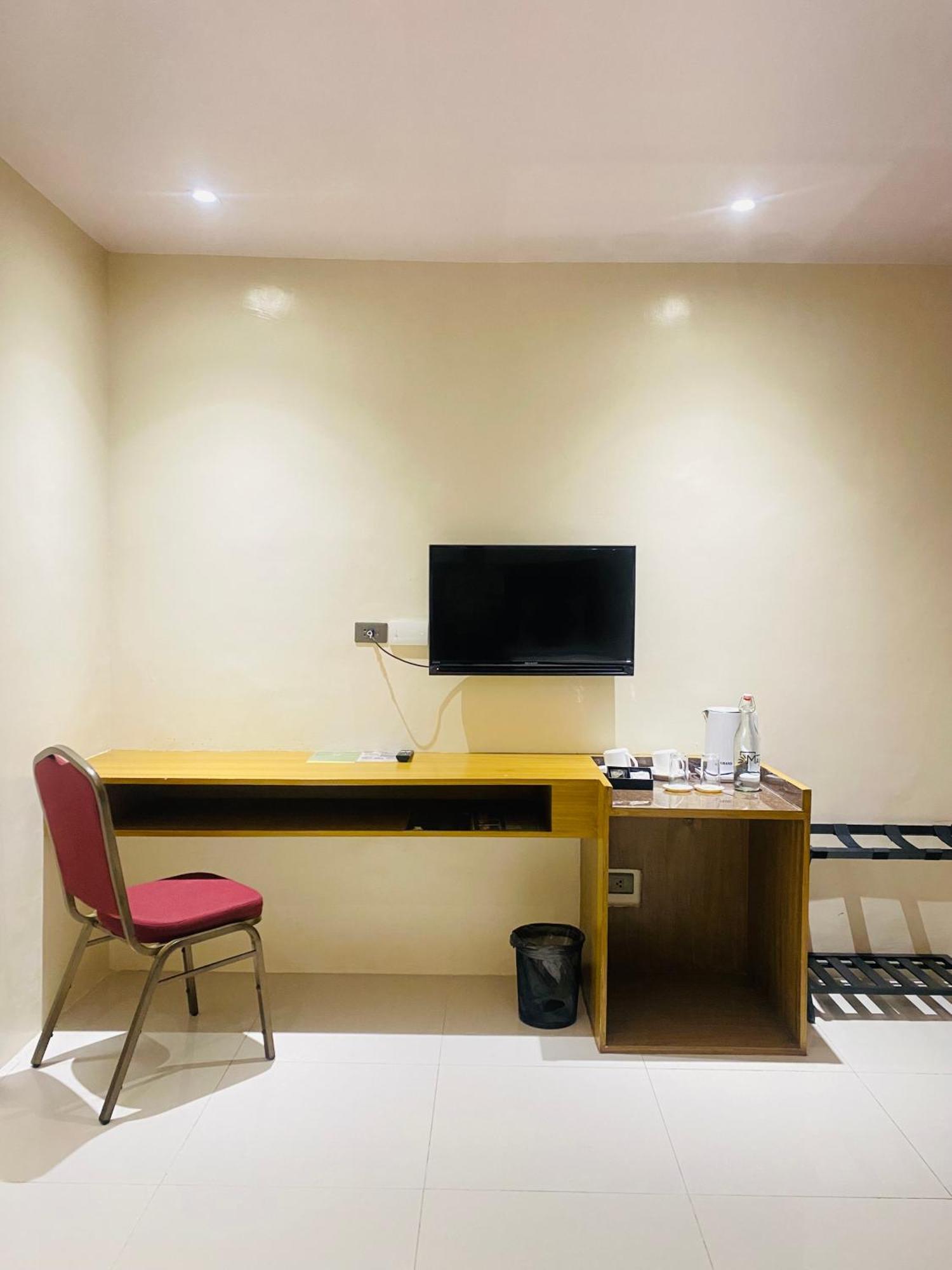 Maxi Hotel And Event Center Тагбиларан Сити Екстериор снимка