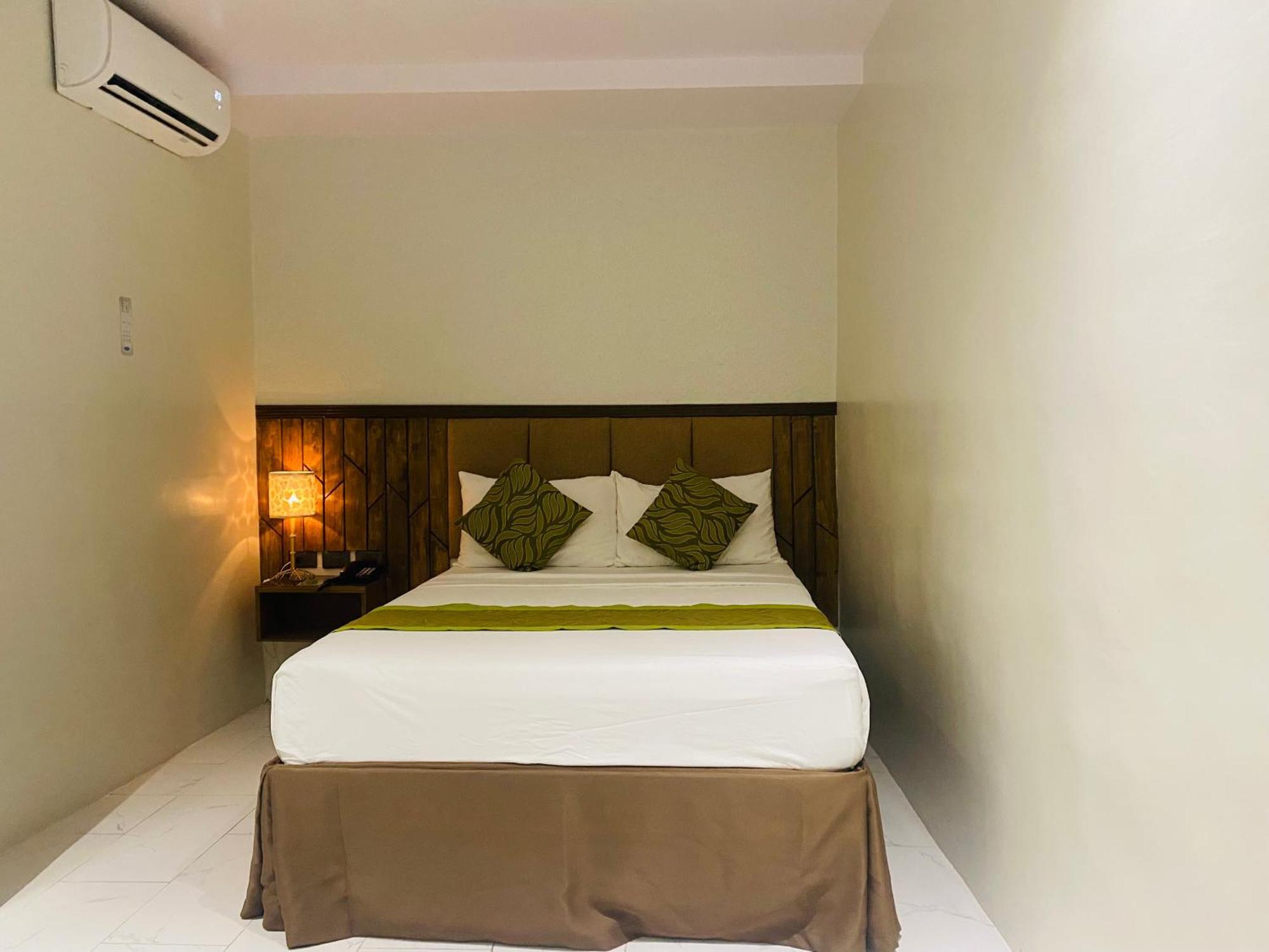 Maxi Hotel And Event Center Тагбиларан Сити Екстериор снимка