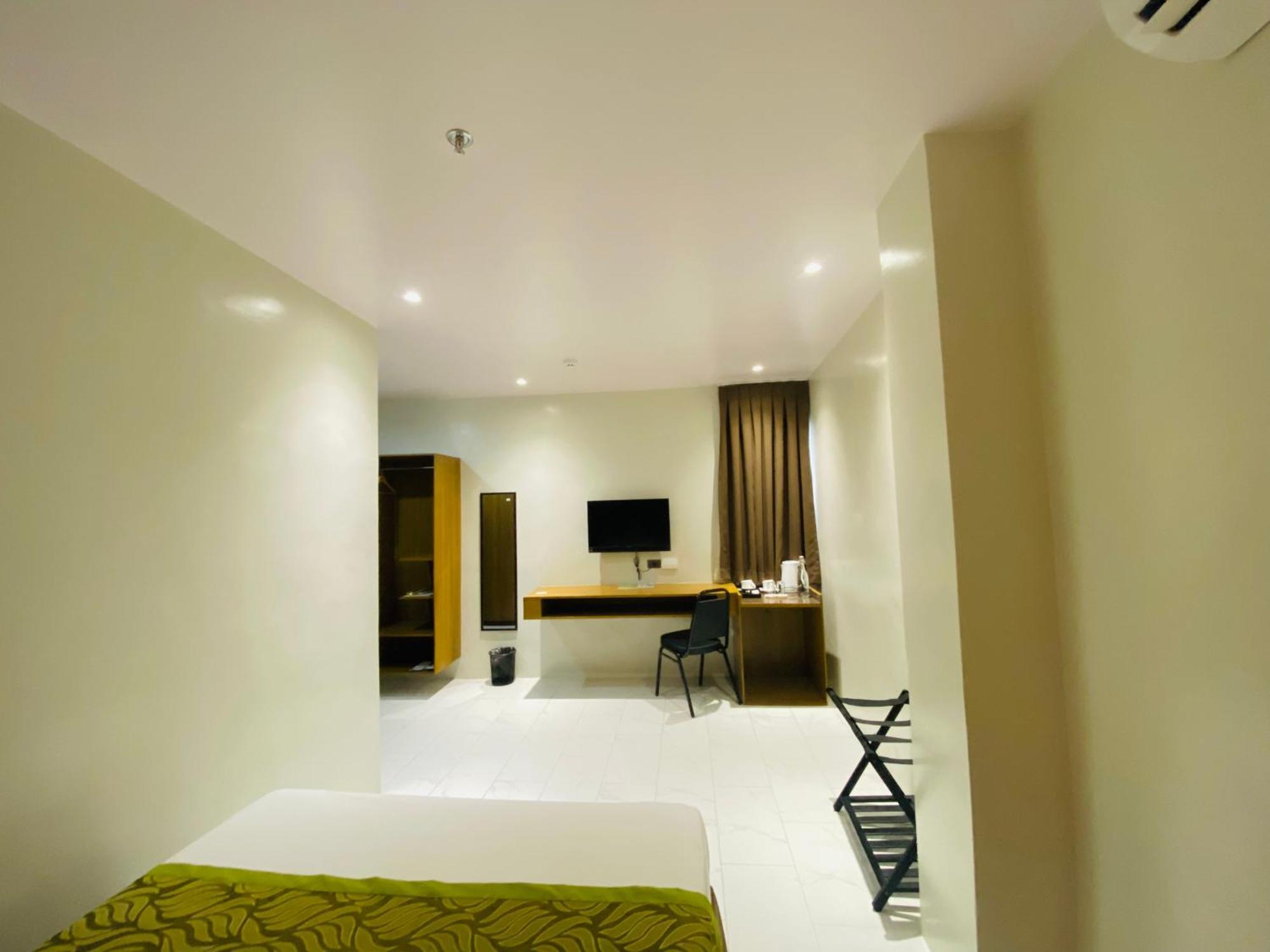 Maxi Hotel And Event Center Тагбиларан Сити Екстериор снимка