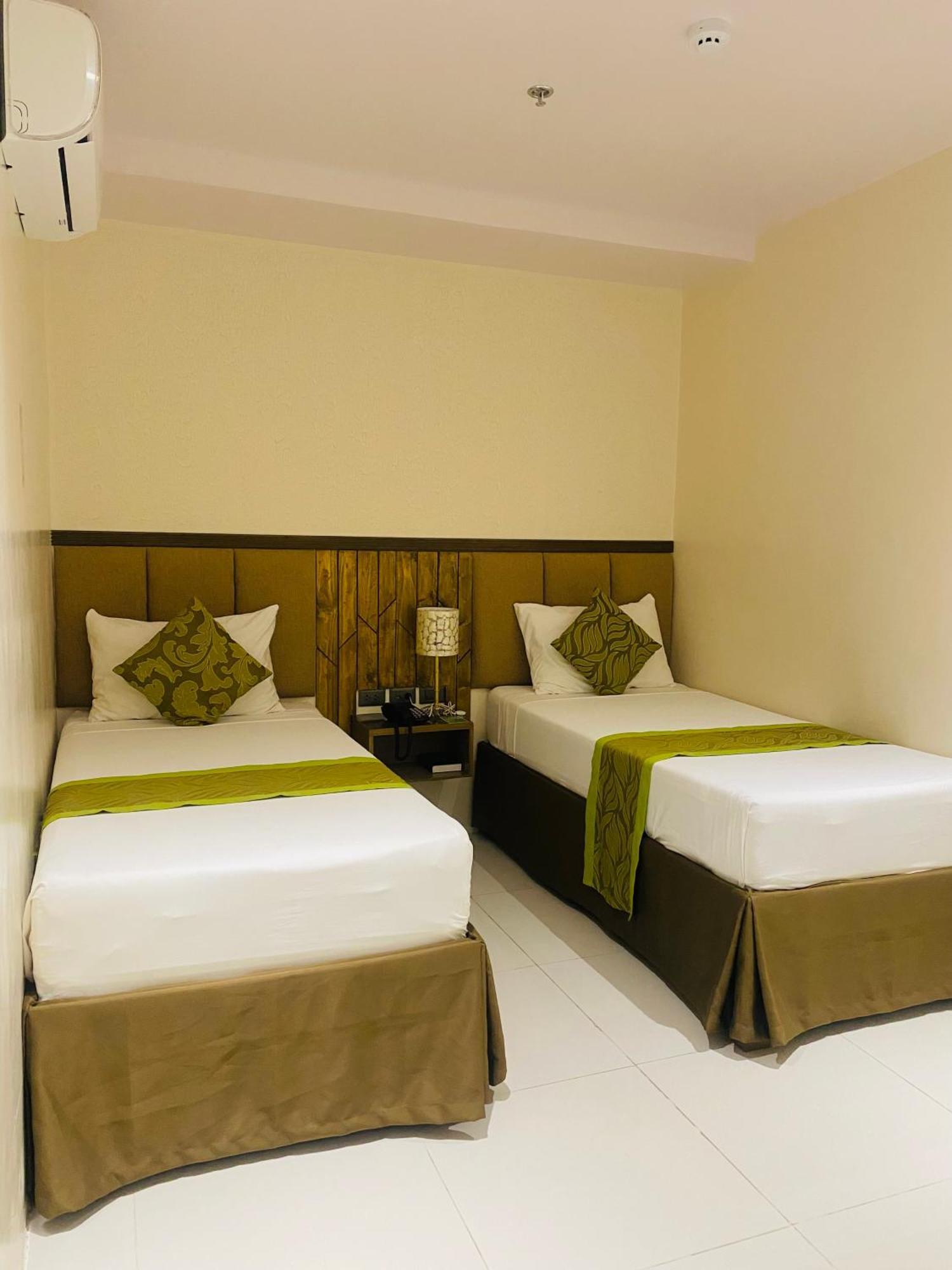 Maxi Hotel And Event Center Тагбиларан Сити Екстериор снимка