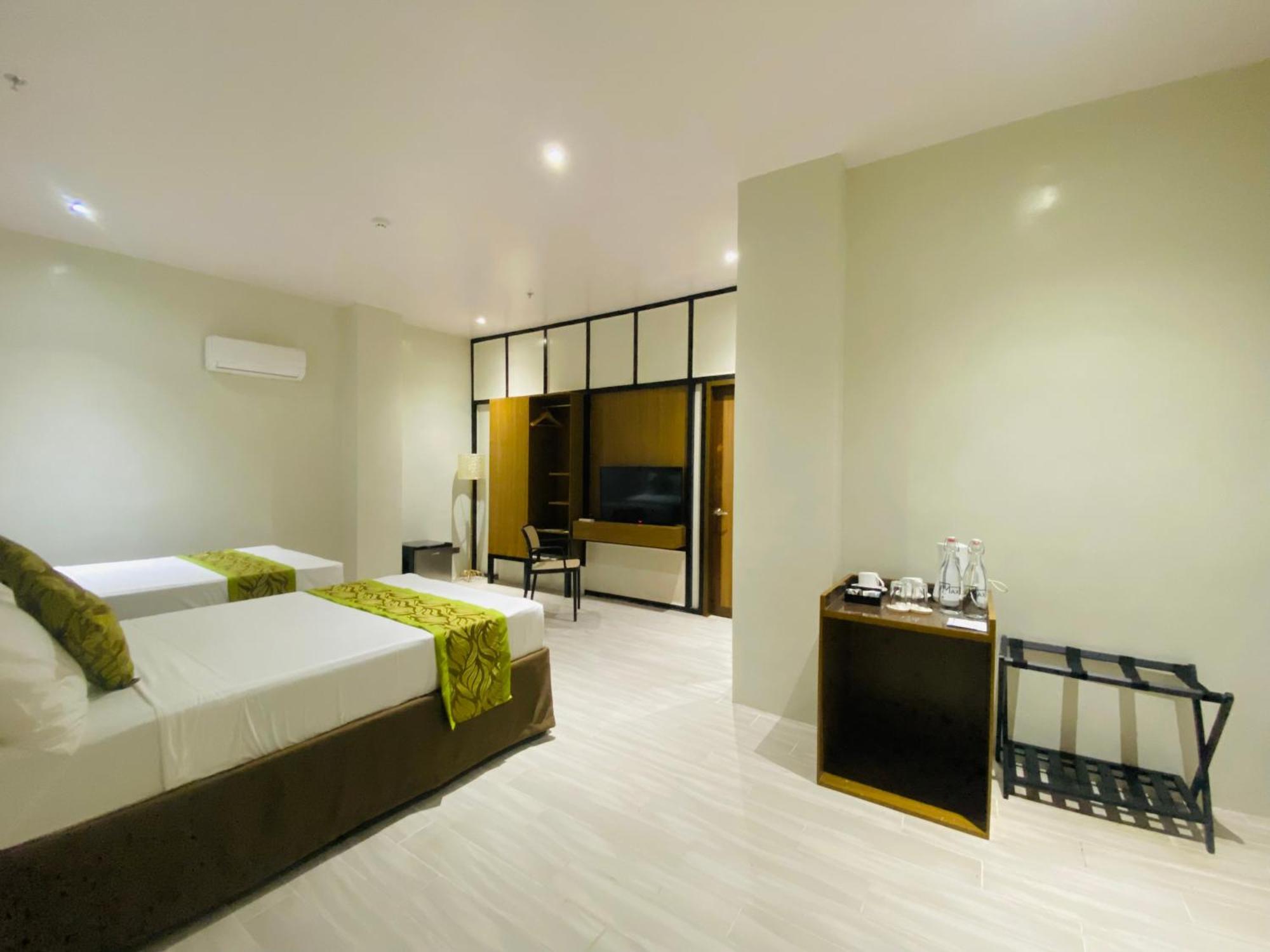 Maxi Hotel And Event Center Тагбиларан Сити Екстериор снимка
