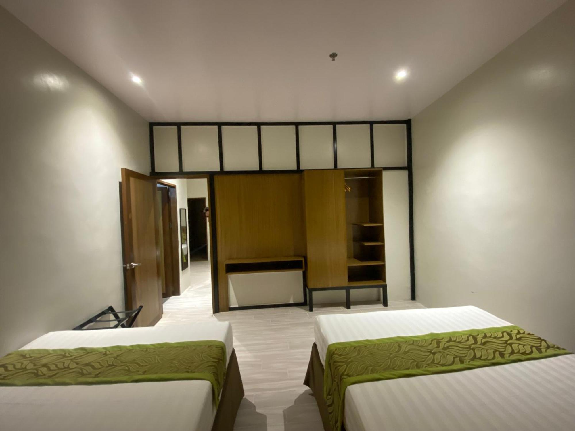 Maxi Hotel And Event Center Тагбиларан Сити Екстериор снимка