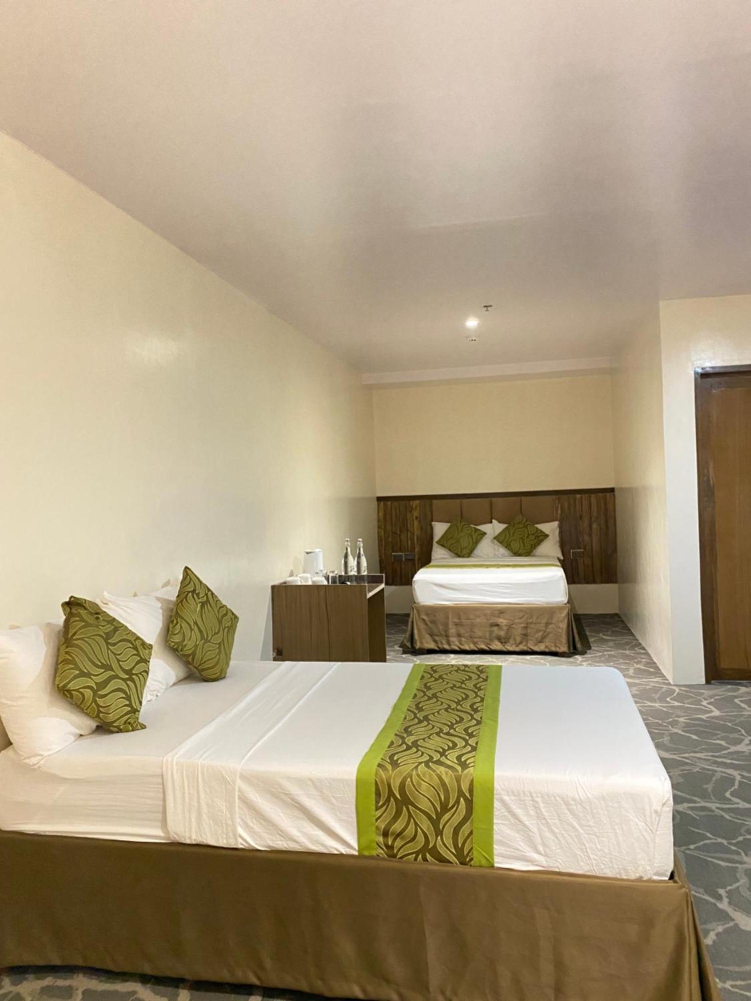 Maxi Hotel And Event Center Тагбиларан Сити Екстериор снимка