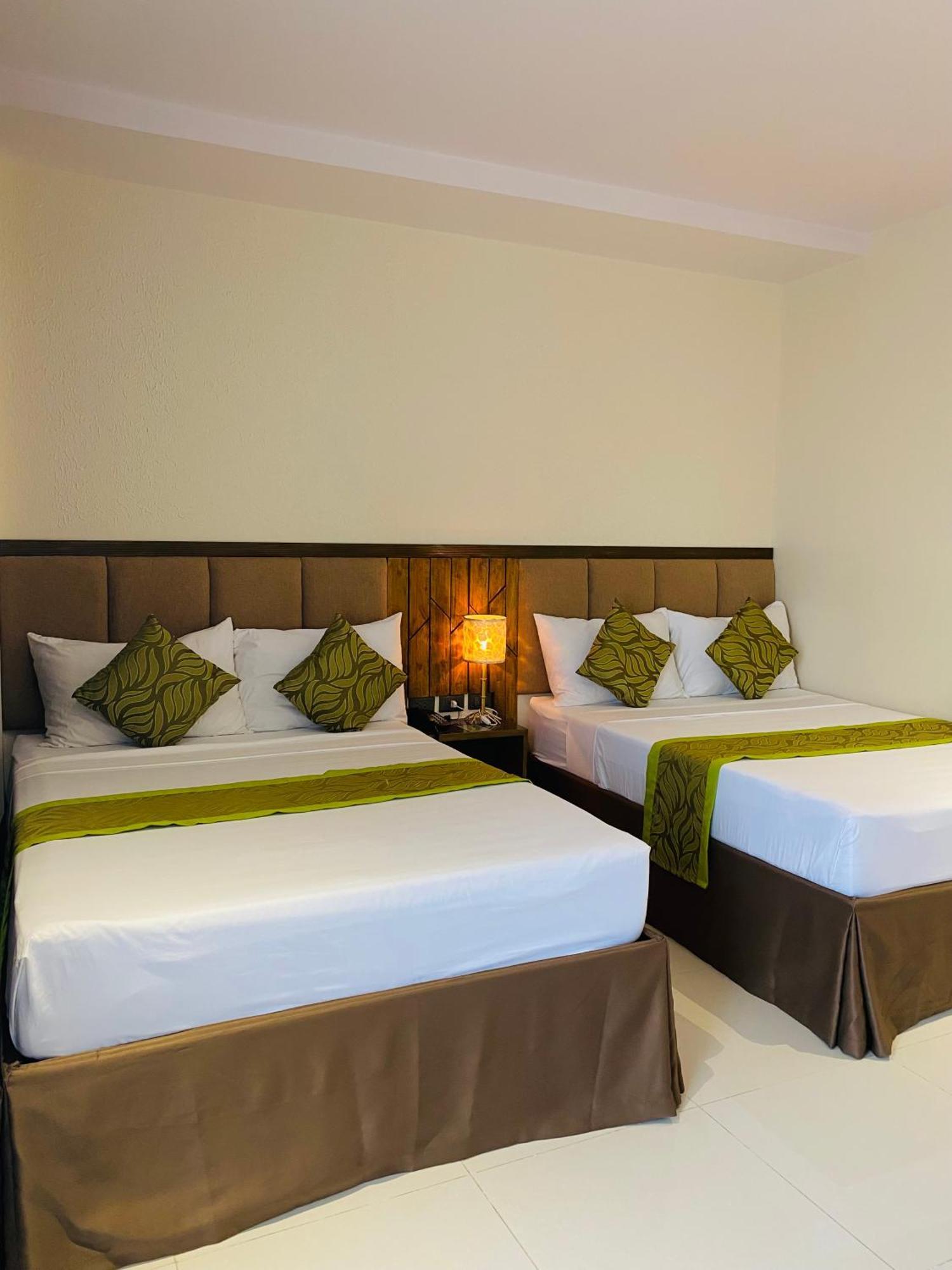Maxi Hotel And Event Center Тагбиларан Сити Екстериор снимка