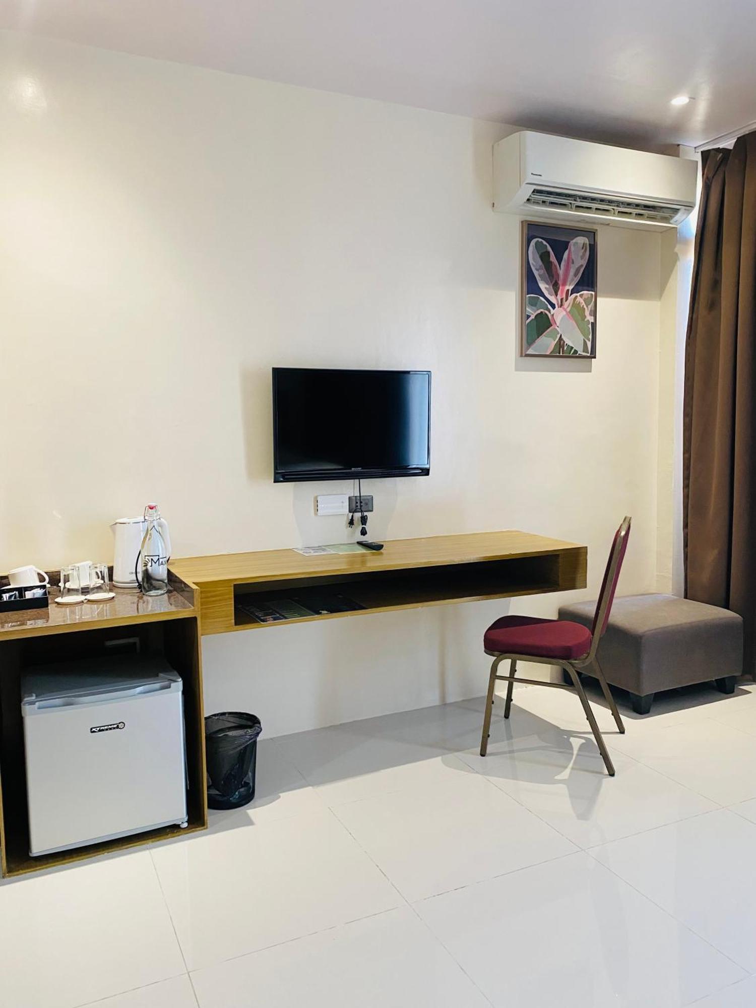 Maxi Hotel And Event Center Тагбиларан Сити Екстериор снимка