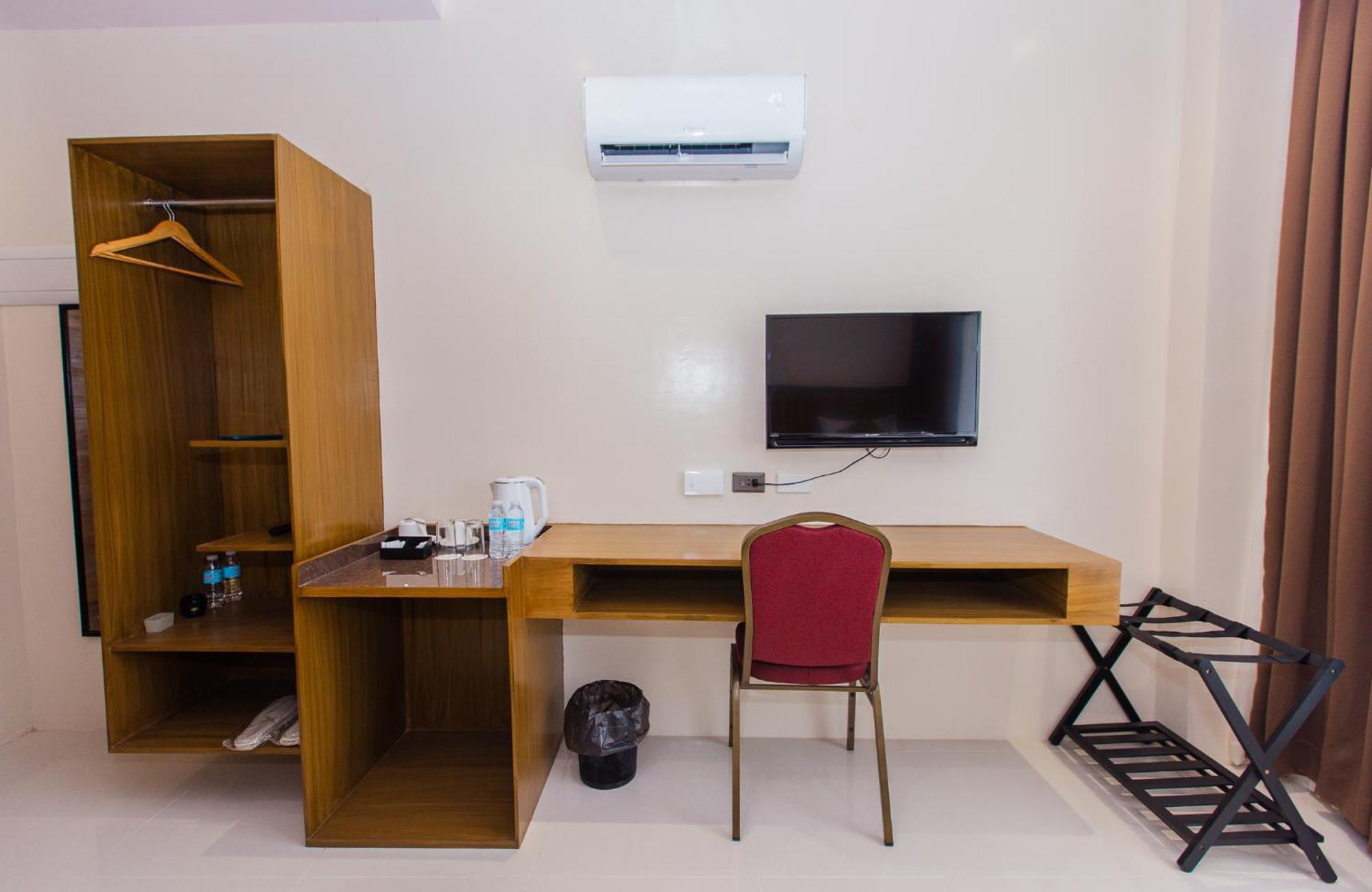 Maxi Hotel And Event Center Тагбиларан Сити Екстериор снимка