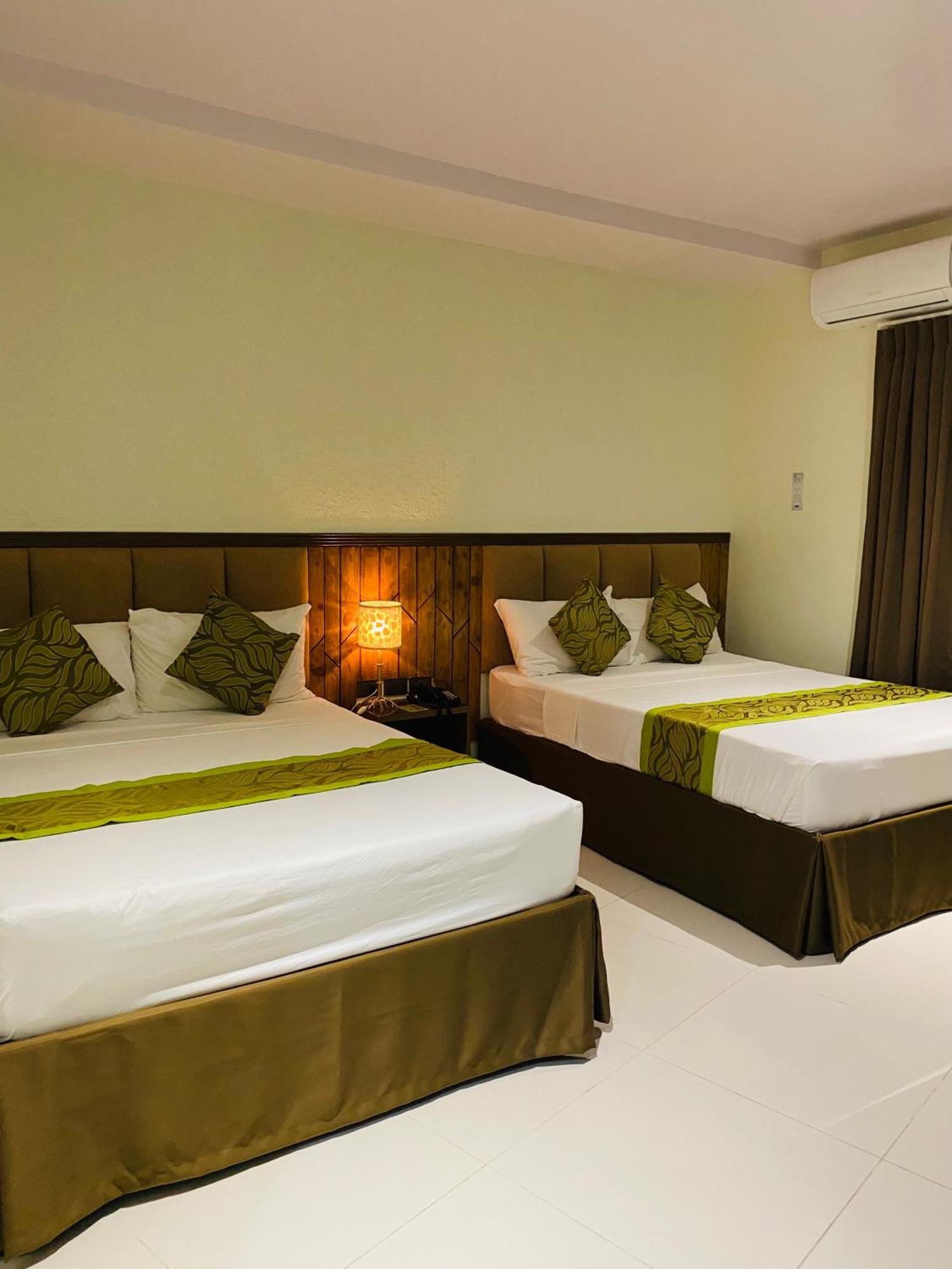 Maxi Hotel And Event Center Тагбиларан Сити Екстериор снимка