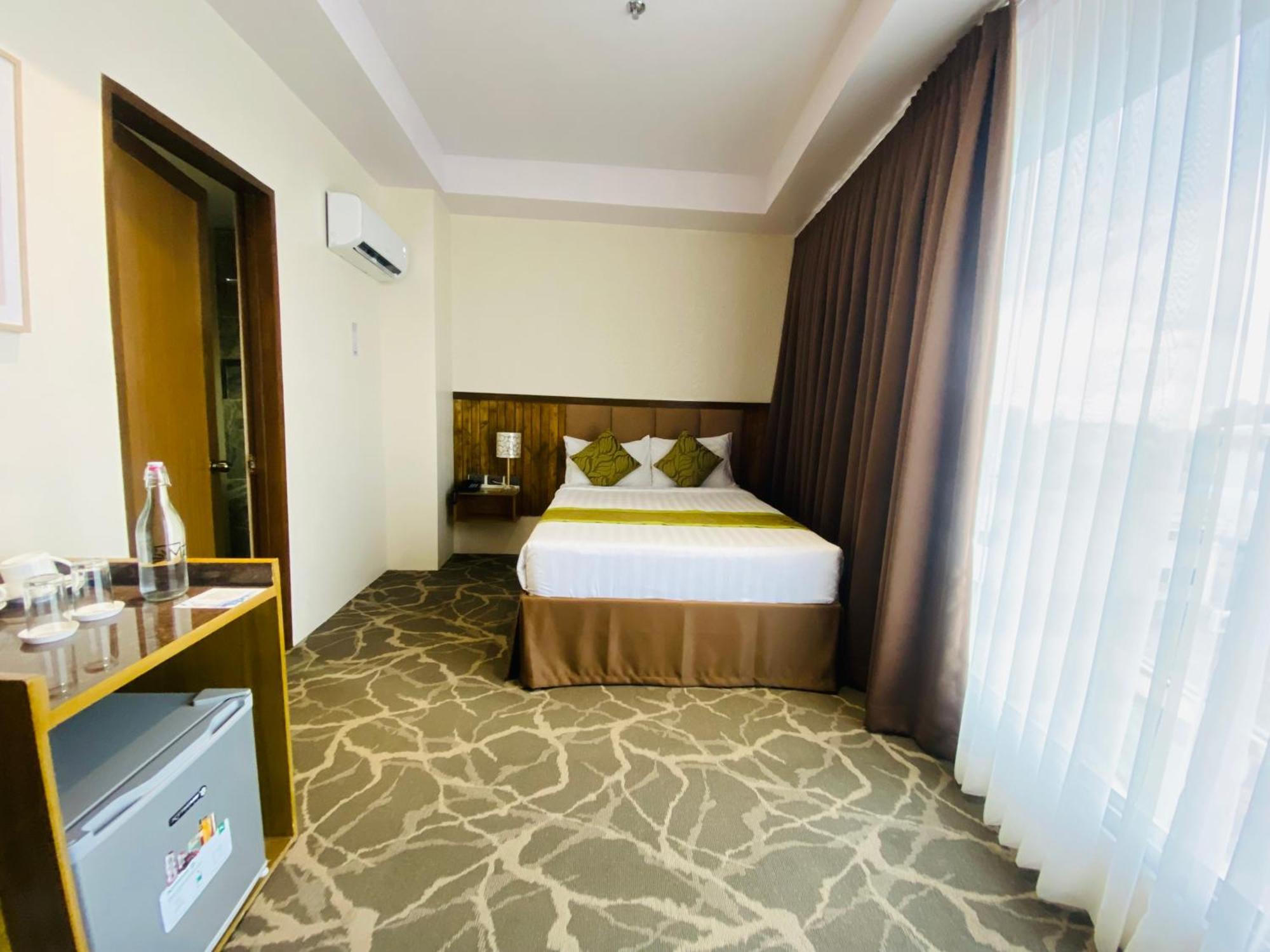 Maxi Hotel And Event Center Тагбиларан Сити Екстериор снимка